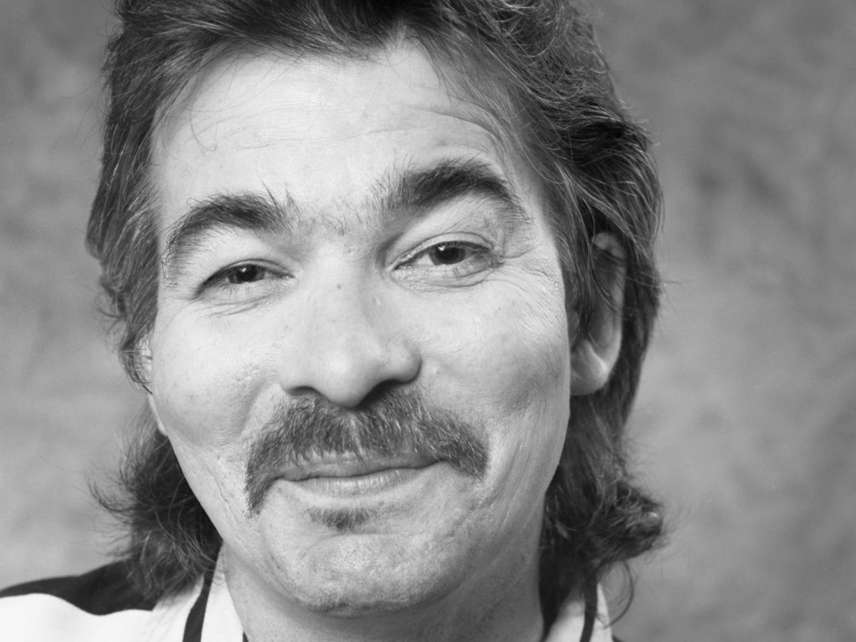 John Prine: Singer whose songs of ‘broken hearts and dirty windows’ earned the admiration of his peers | The Independent | The Independent